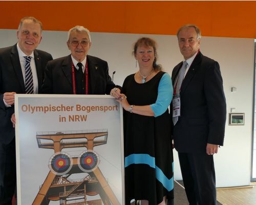 Foto: DSB / NRW-Staatssekretärin Andrea Milz erhielt vom DSB, hier mit DSB-Präsident Hans-Heinrich von Schönfels (rechts) und Jörg Brokamp (links) eine EM-Collage. WAE-Präsident Mario Scarzella ist auch auf dem Bild.