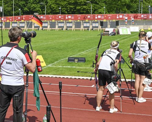 Foto: Eckhard Frerichs / Das Recurve-Frauenteam mit Bundestrainer Oliver Haidn schießt am Sonntag um Bronze.