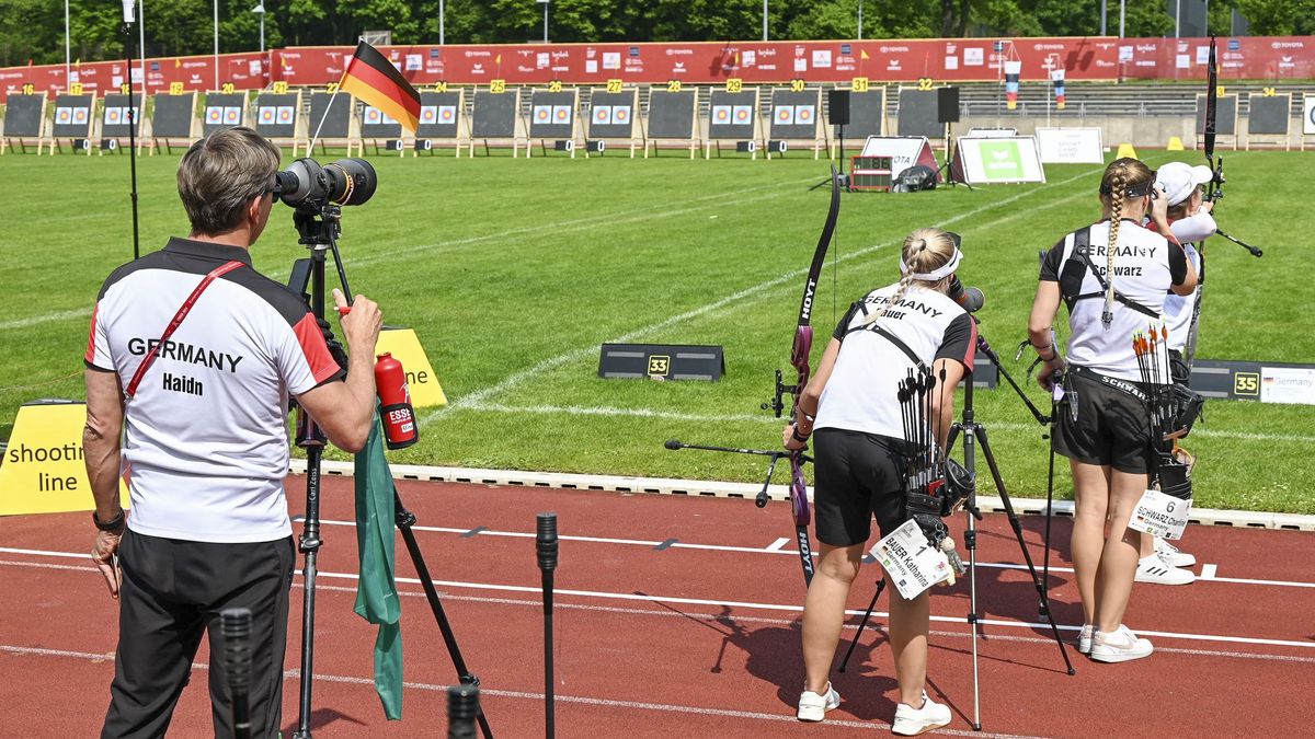 Foto: Eckhard Frerichs / Das Recurve-Frauenteam mit Bundestrainer Oliver Haidn schießt am Sonntag um Bronze.