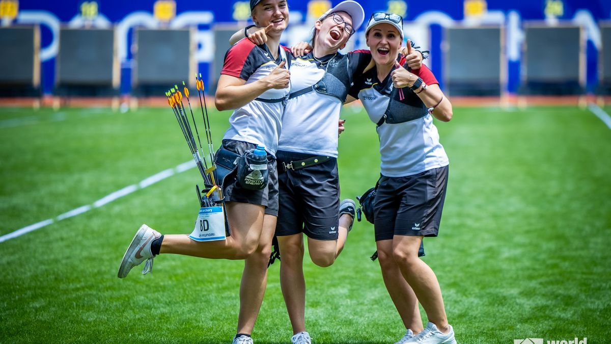Foto: World Archery / Das Frauen-Team in der Besetzung Charline Schwarz, Elisa Tartler und Katharina Bauer (v.l.) hatte wieder einmal Grund zum Jubeln.