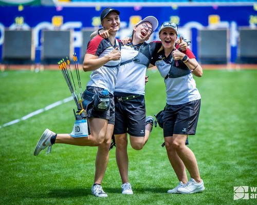 Foto: World Archery / Das Frauen-Team in der Besetzung Charline Schwarz, Elisa Tartler und Katharina Bauer (v.l.) hatte wieder einmal Grund zum Jubeln.