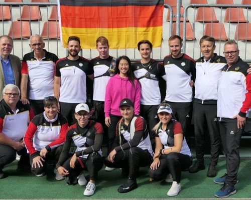 Foto: DSB / Kim Bui inmitten des deutschen Recurveteams bei der EM in Essen.