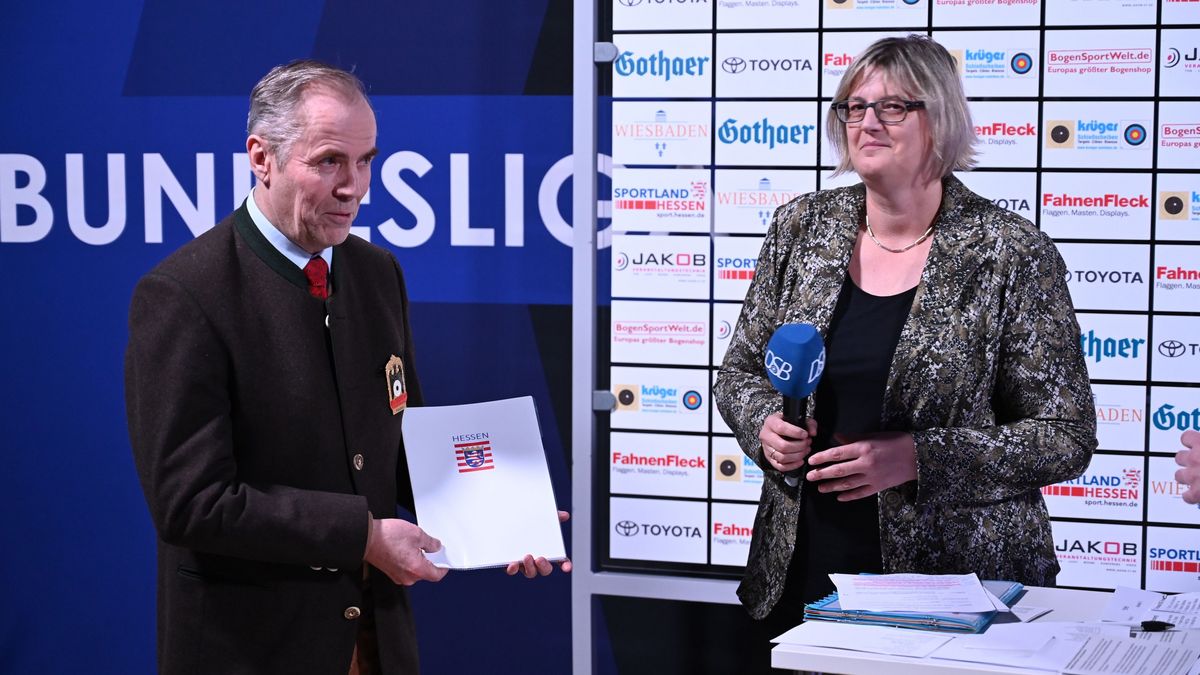 Foto: Eckhard Frerichs / Staatssekretärin Dr. Sonja Optendrenk war erstmals beim Bundesligafinale dabei, zeigte sich begeistert und überreichte DSB-Präsident Hans-Heinrich von Schönfels einen Förderbescheid in Höhe von 8.000 Euro.