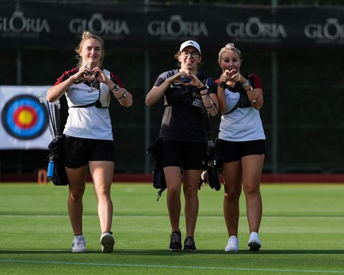 Foto: Aleksandra Szmigiel / Bereit für den ersten Weltcup der Saison: Charline Schwarz, Elisa Tartler und Katharina Bauer (v.l.).